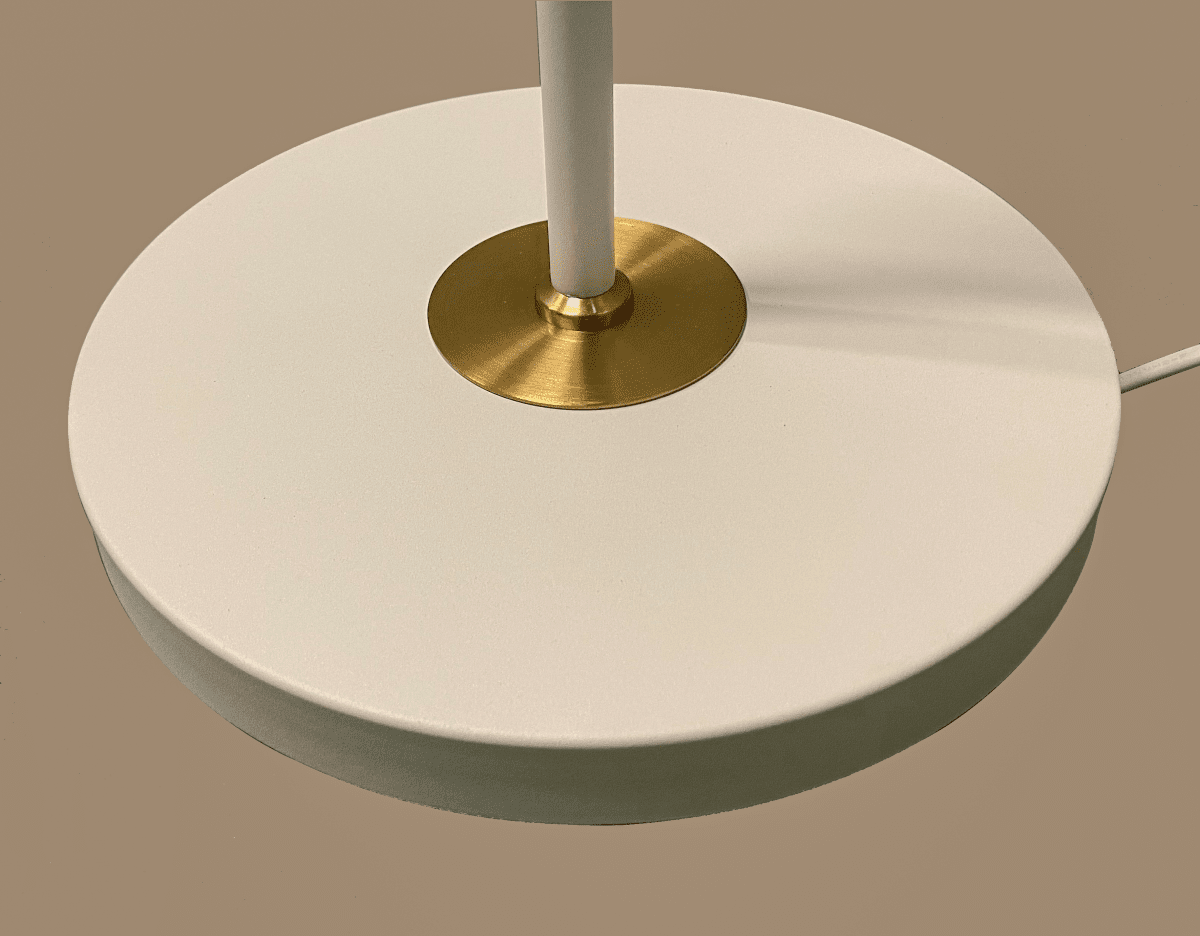 Birka Hvid gulvlampe Fra Aneta Lighting - Birka gulvlampe i hvidlakeret metal og detaljer i messing p&aring; drejearm, inklusive tekstilskærm.