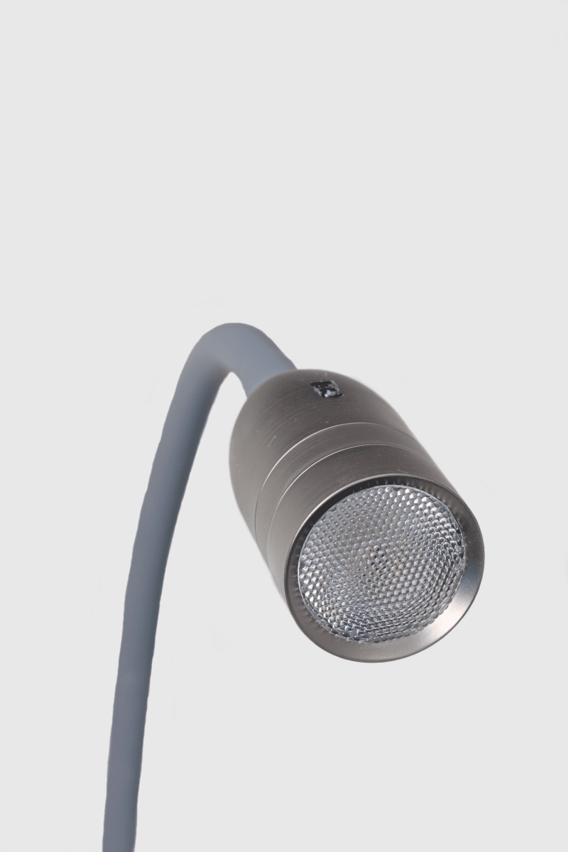 Sensilo Tin/grå læselampe Fra Aneta Lighting - Lysstyring (t&aelig;nd/sluk/d&aelig;mp) sker med den geniale sensor, der er let tilg&aelig;ngelig p&aring; lampehovedet.