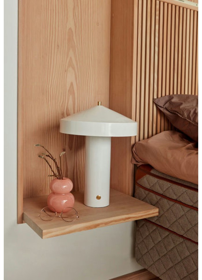 Hatto 40cm Hvid bordlampe Fra OYOY - Lampen er en del af den populære Hatto-serie og fås i flere moderne farver.