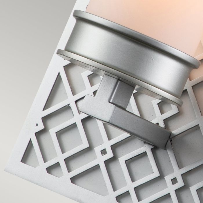 Ziggy 34cm Sølv badeværelseslampe Fra Elstead Lighting - Det rustikke design giver et elegant og moderne look, mens opalglasset skaber en j&aelig;vn og behagelig lysfordeling.