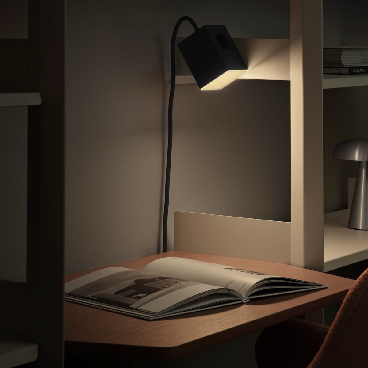 LAMP 1 - EU Sort Fra Avolt - Denne praktiske lille lampe tilsluttes direkte til stikkontakten (230V) og er perfekt som natlampe eller stemningsbelysning i gangen, soveværelset eller andre rum, hvor du ønsker et blødt lys.