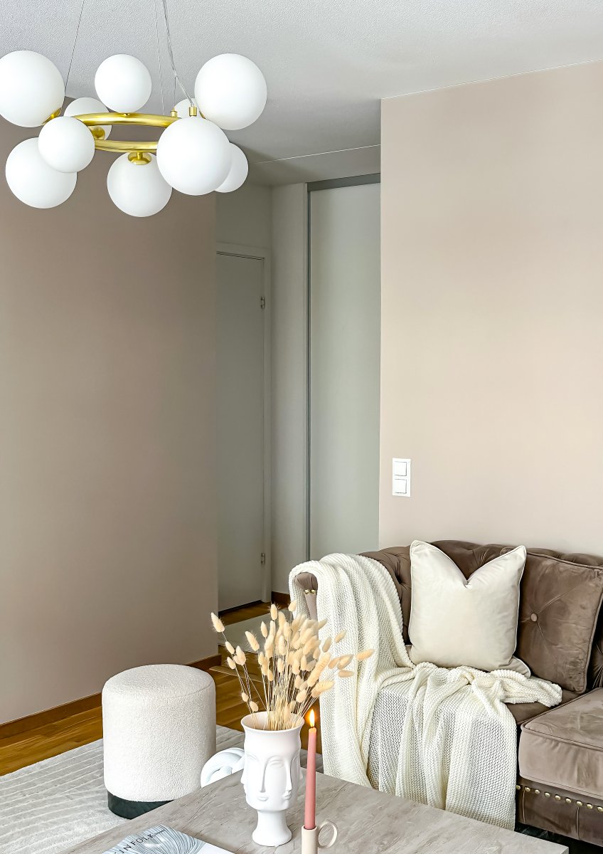 Molekyl Ø50 Mat messing loftslampe Fra Aneta Lighting - Dets moderne og unikke design kombineret med materialer af høj kvalitet gør det til et ideelt valg for den designbevidste &ndash; en lampe, der er lige så meget en stemningsskaber som en stilsætning.